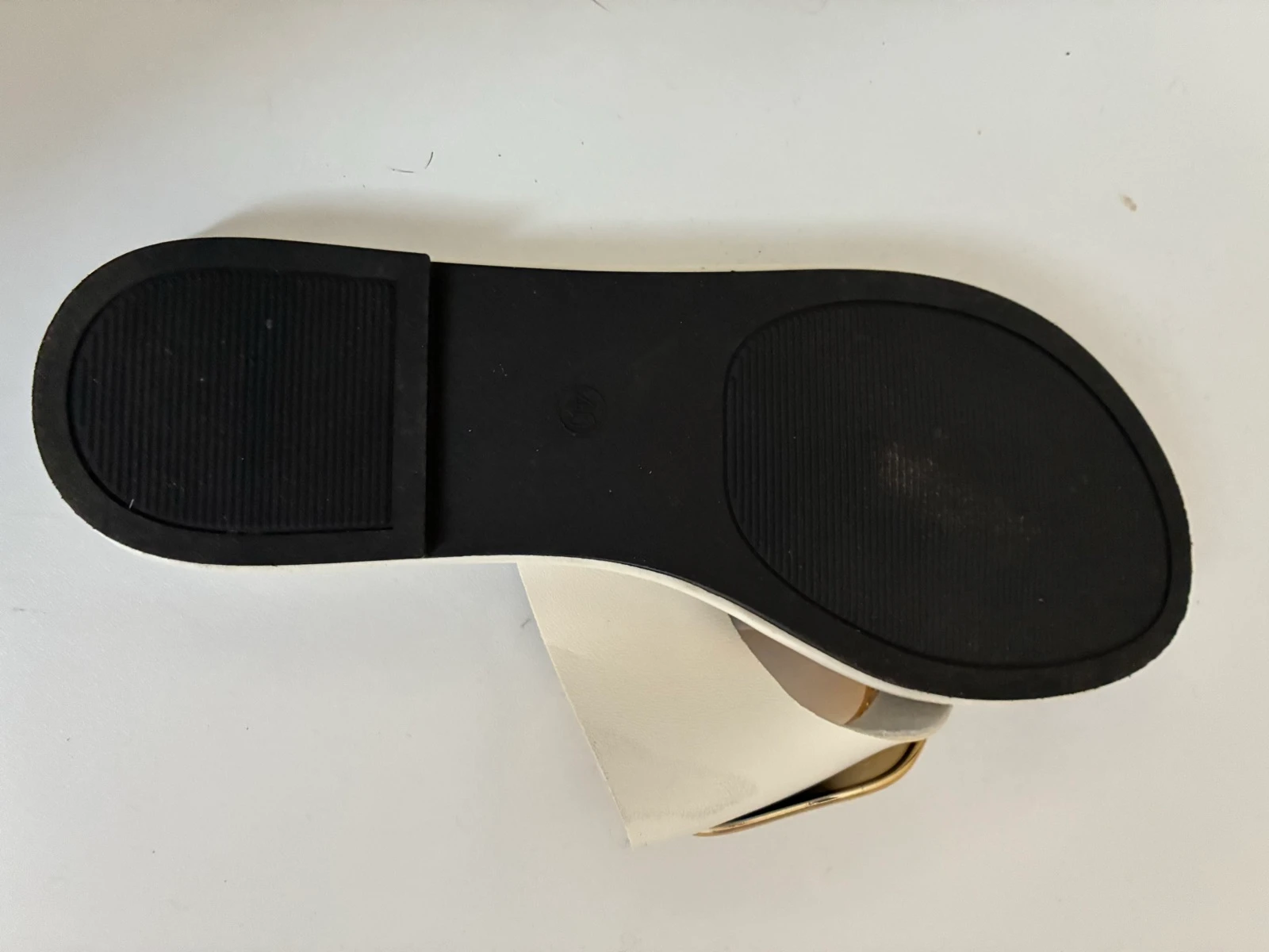 White thong sandals with golden buckle – photo 3